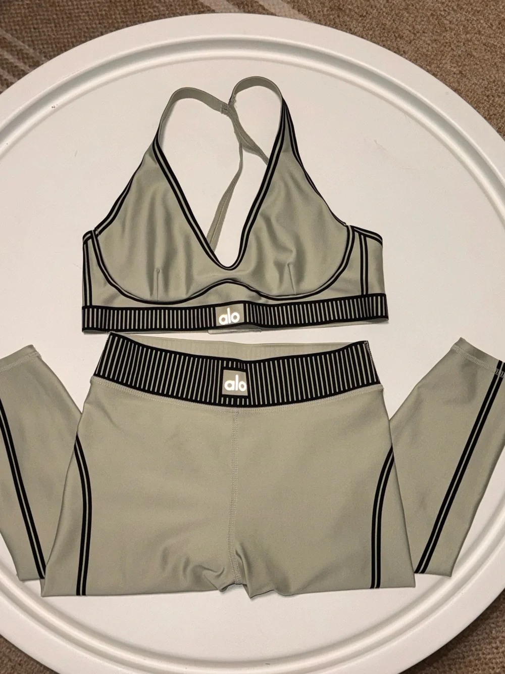 ALO Yoga SET High-Waist 7/8 Legging in Sage with Contrast Trim and matching bra